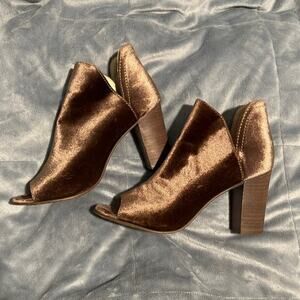 Steve Madden Shoes Steve Madden Kaitt Velvet‎ Booties size 8